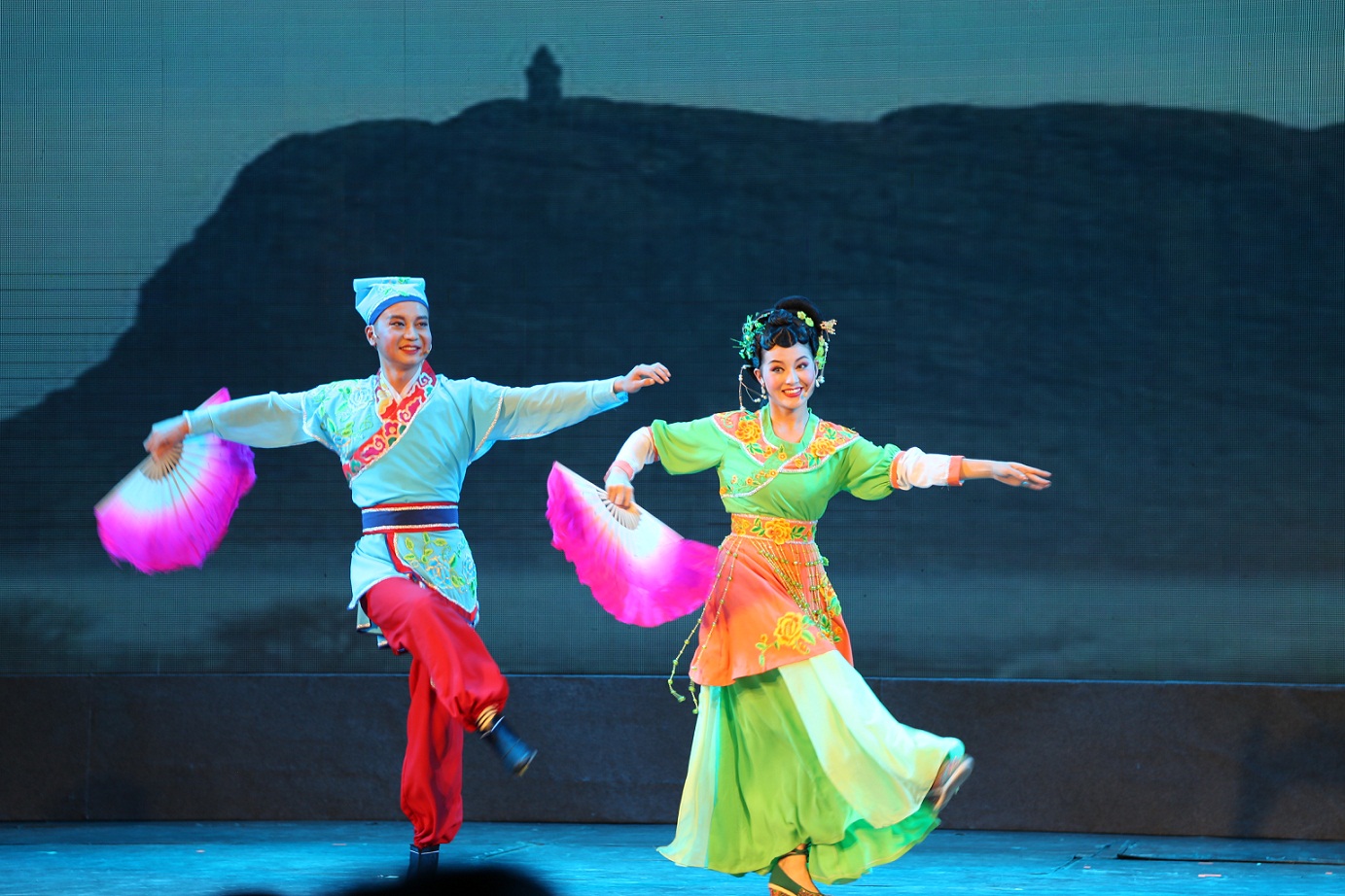 吉林二人转专场文艺演出惊艳日喀则市第十七届珠峰文化旅游节