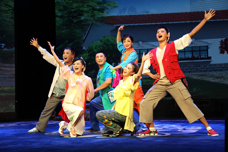          拉场戏《谁是英雄》