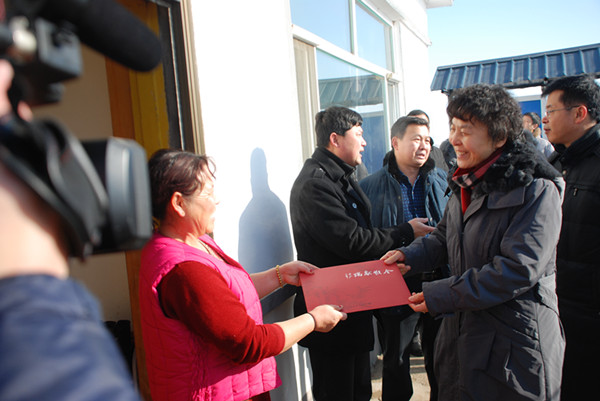 省文化厅厅长马少红走访慰问贫困群众